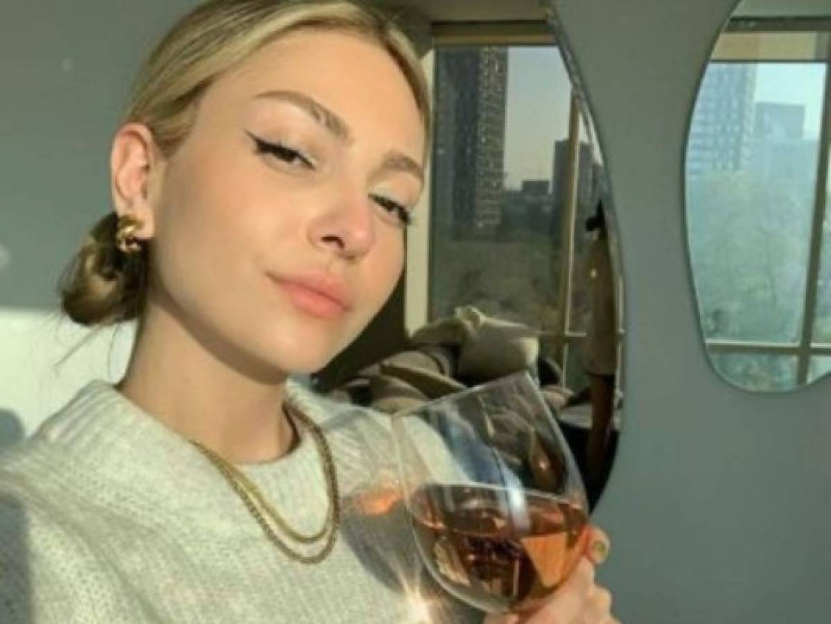 Acusan a youtuber Anna Sarelly de vender vino con olor a orina