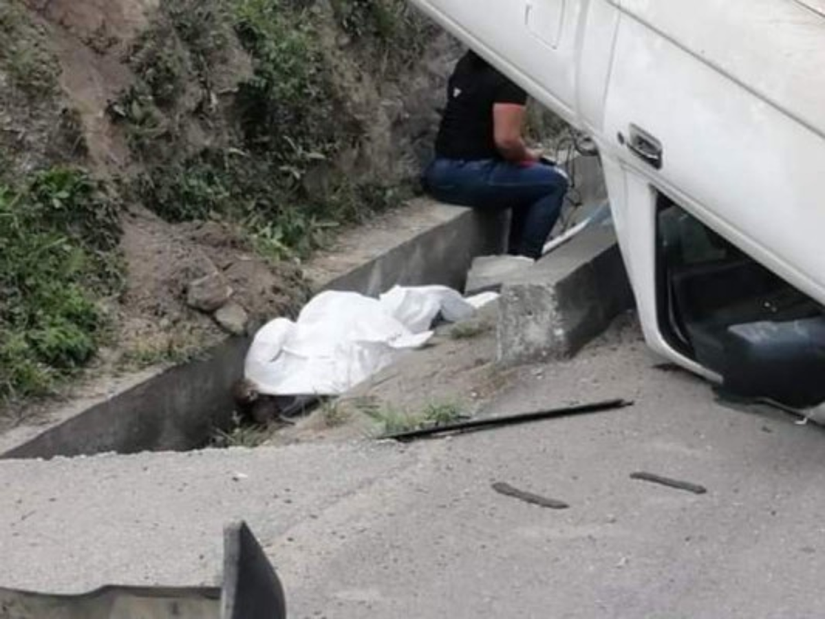 El cuerpo de la infortunada mujer quedó dentro de una cuneta y fue cubierto por personas que llegaron a la escena del accidente para intentar ayudar.