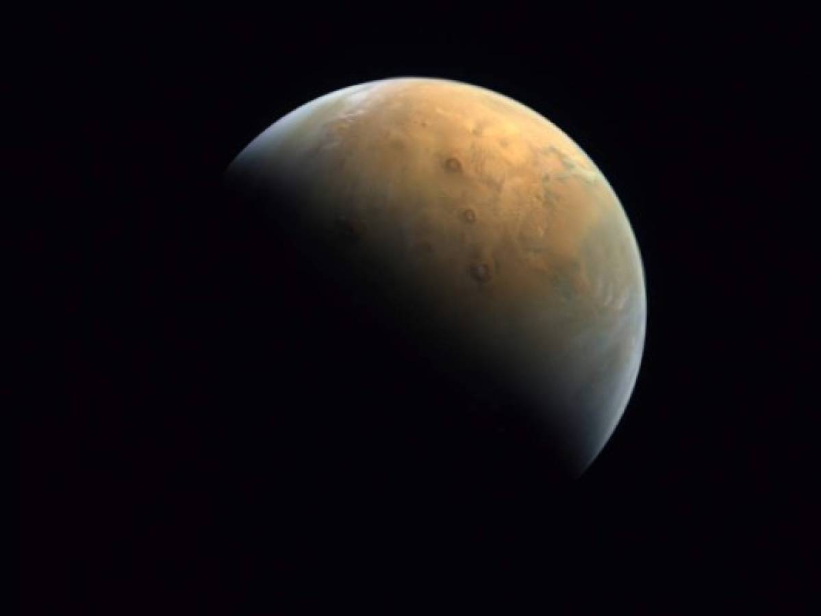 Emiratos Árabes publica primera imagen de Marte traída por sonda