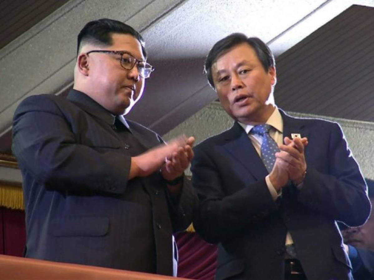 Kim Jong Un asiste a concierto de estrellas K-pop en Pyongyang y causa sorpresa