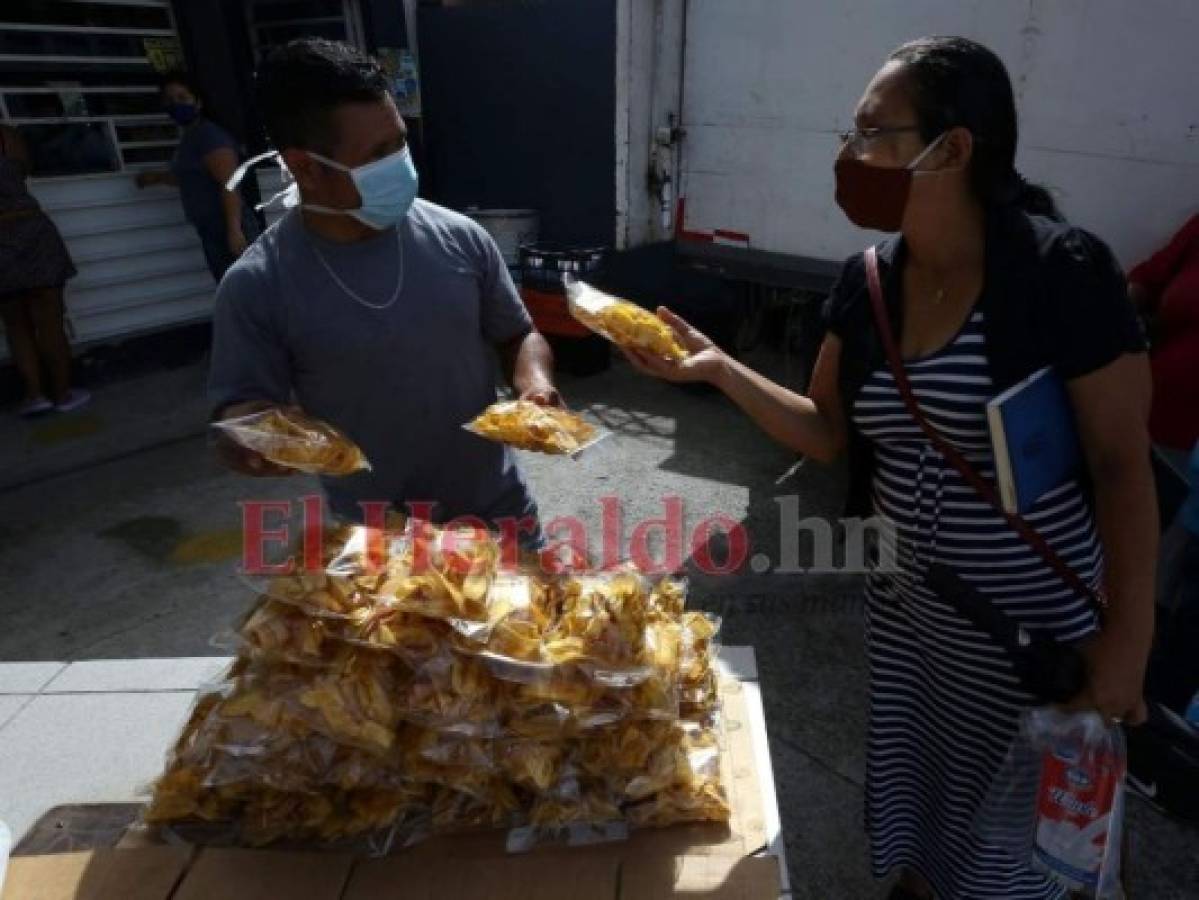 Jorge vende tajaditas protegido con su mascarilla. Foto: Johny Magallanes/ EL HERALDO