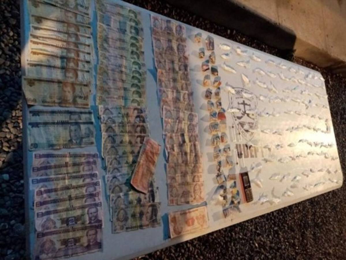 Capturan tres jóvenes en posesión de drogas en La Ceiba, Atlántida