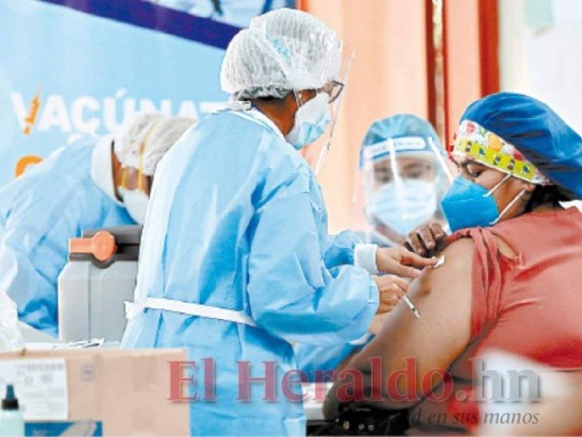 También se comenzó a vacunar ayer al personal sanitario del hospital del Tórax. Foto: Álex Pérez/Emilio Flores/El Heraldo