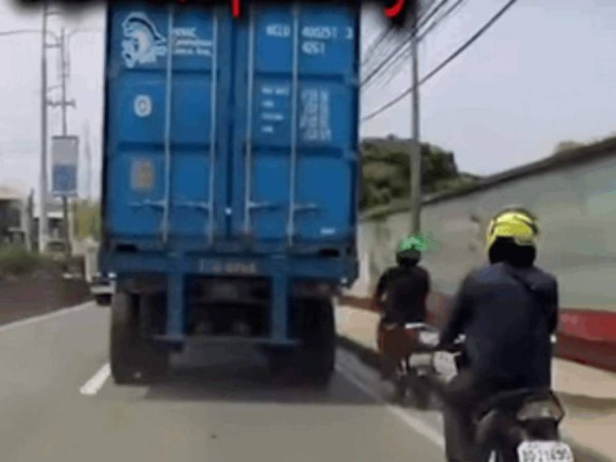 Motociclista sobrevive luego de que camión le pasara por su cabeza