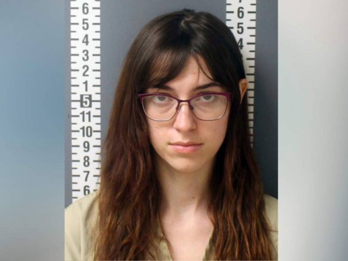 Dejan en libertad a mujer acusada de ayudar a robar laptop de Pelosi  