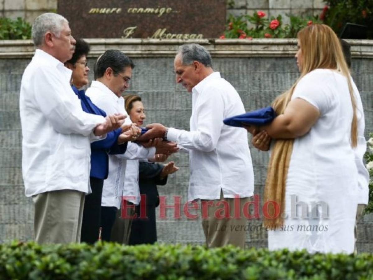 Nasry 'Tito' Asfura durante el grito de Independencia. Foto Emilio Flores| EL HERALDO