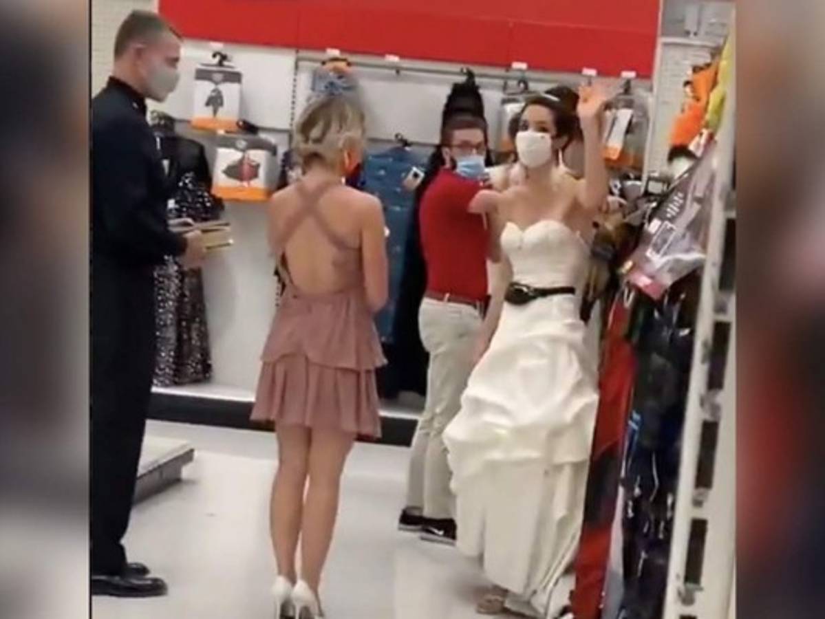 Se viste de novia y llega al trabajo de su pareja para darle ultimátum