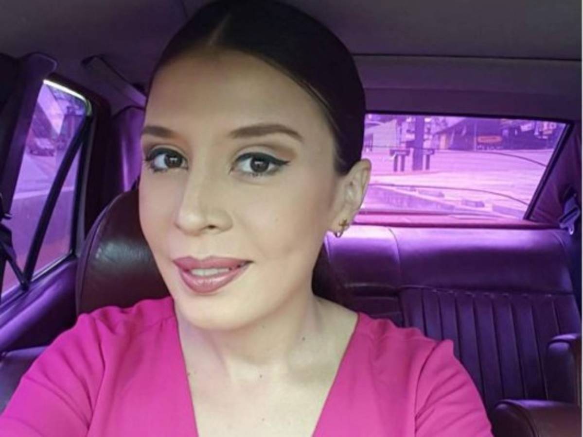 Iroshka Elvir muestra el primer ultrasonido de su bebé con Salvador Nasralla