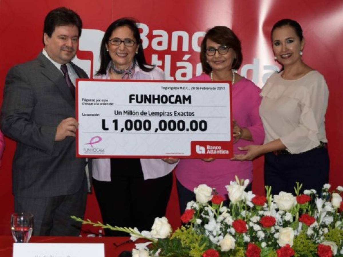 Guillermo Bueso, presidente ejecutivo de Banco Atlántida entrega donativo a Funhocam   