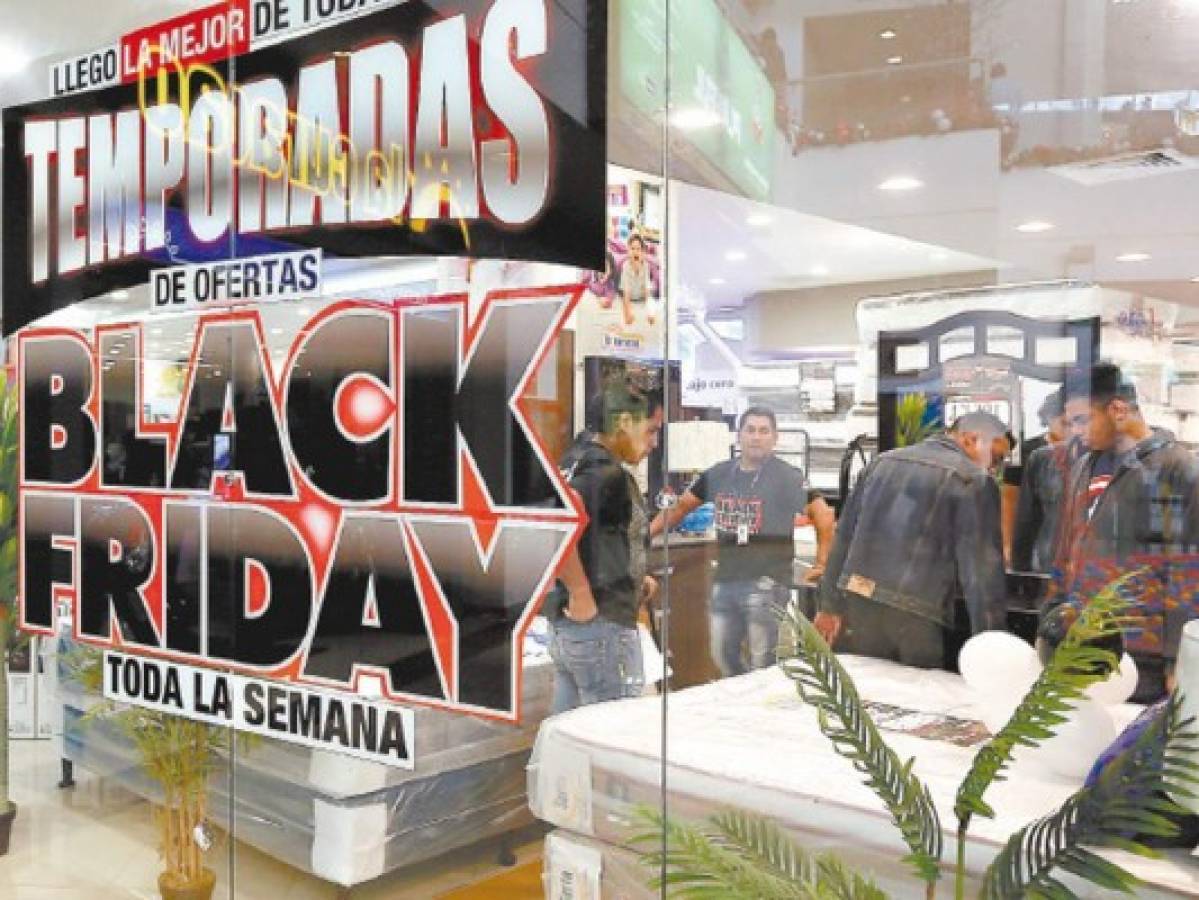 Descuentos de 50% y 70% del Black Friday atraen a compradores