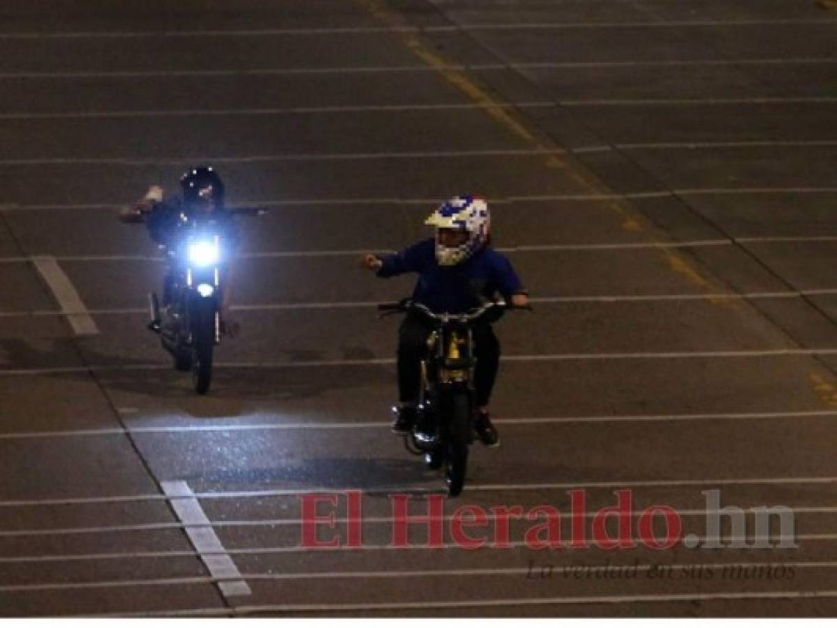 Decenas de motociclistas invaden las calles realizando maniobras extremas mientras pasan particulares. Foto: El Heraldo