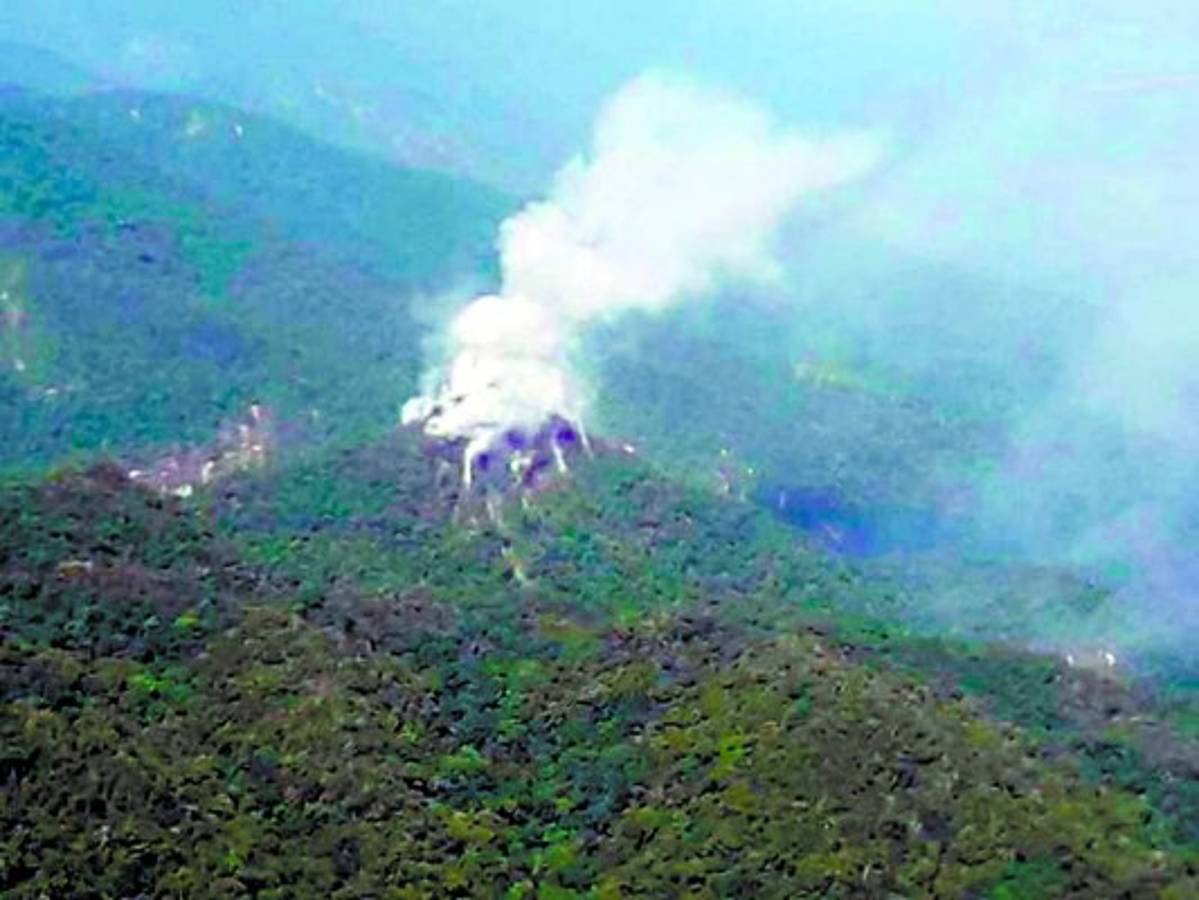 Pico bonito la Ceiba sale humo volcanico.