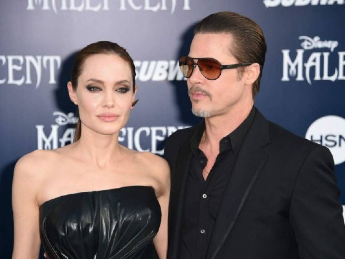 Adele interrumpe concierto para hablar de divorcio de Angelina Jolie y Brad Pitt