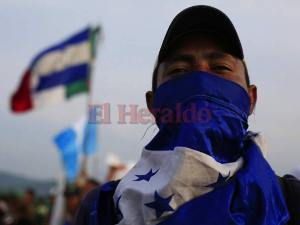 Policía de México quita bloqueo a caravana migrantes