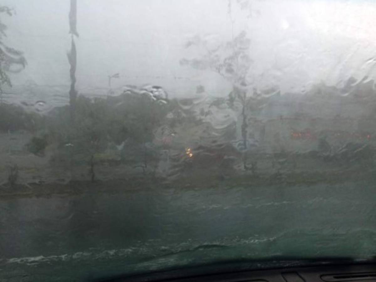 Fuertas lluvias dejan calles inundadas en el norte de Honduras