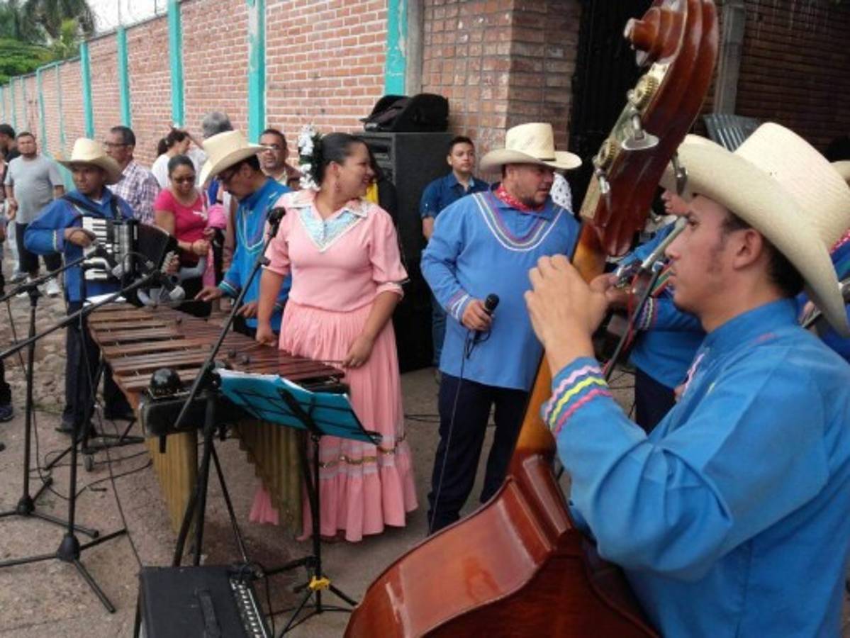Habitantes de la Kennedy celebran a lo grande su 52 años de fundación