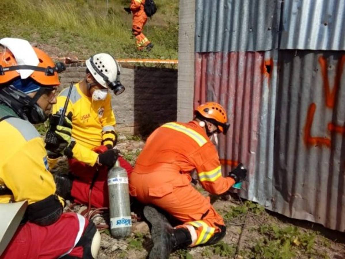 Los rescatistas procuraron revivir muy bien las escenas del Mitch.