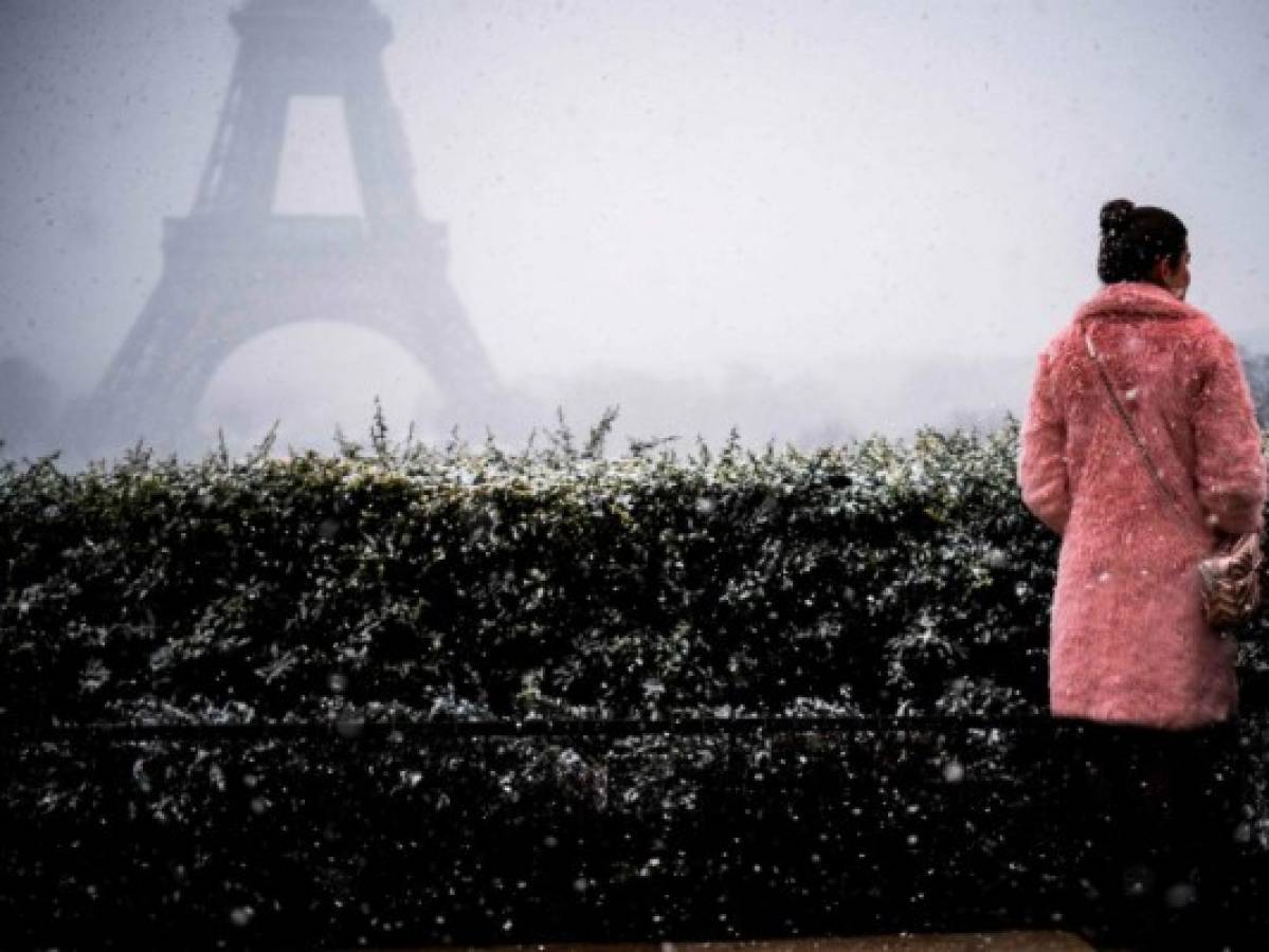 La Torre Eiffel en Francia cierra por bajas temperaturas