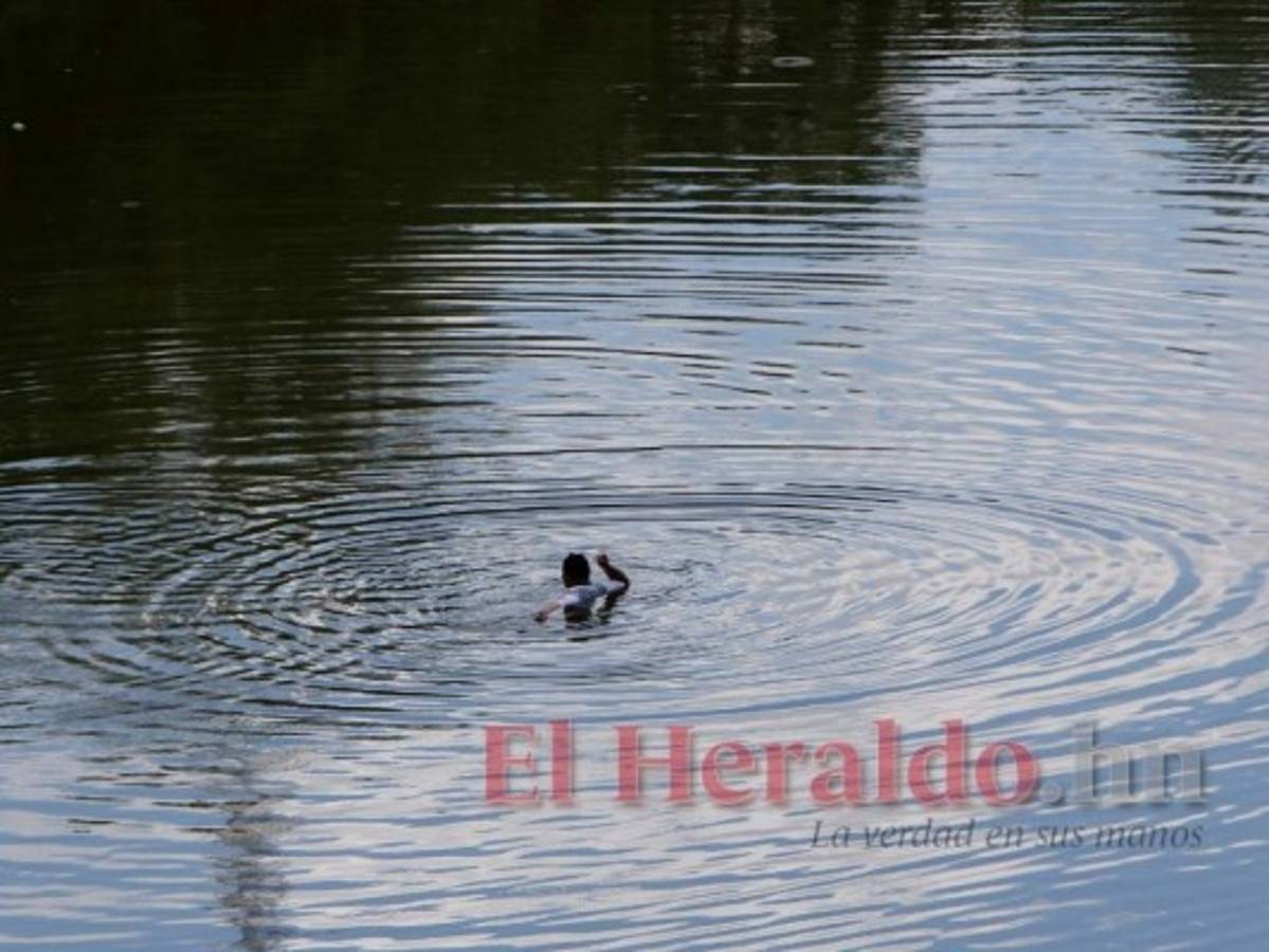 En algunos puntos del río Guasaule el nivel del agua está crecido, por lo que se tiene que cruzar nadando o en canoas construidas con llantas. Foto: Johny magallanes/El Heraldo