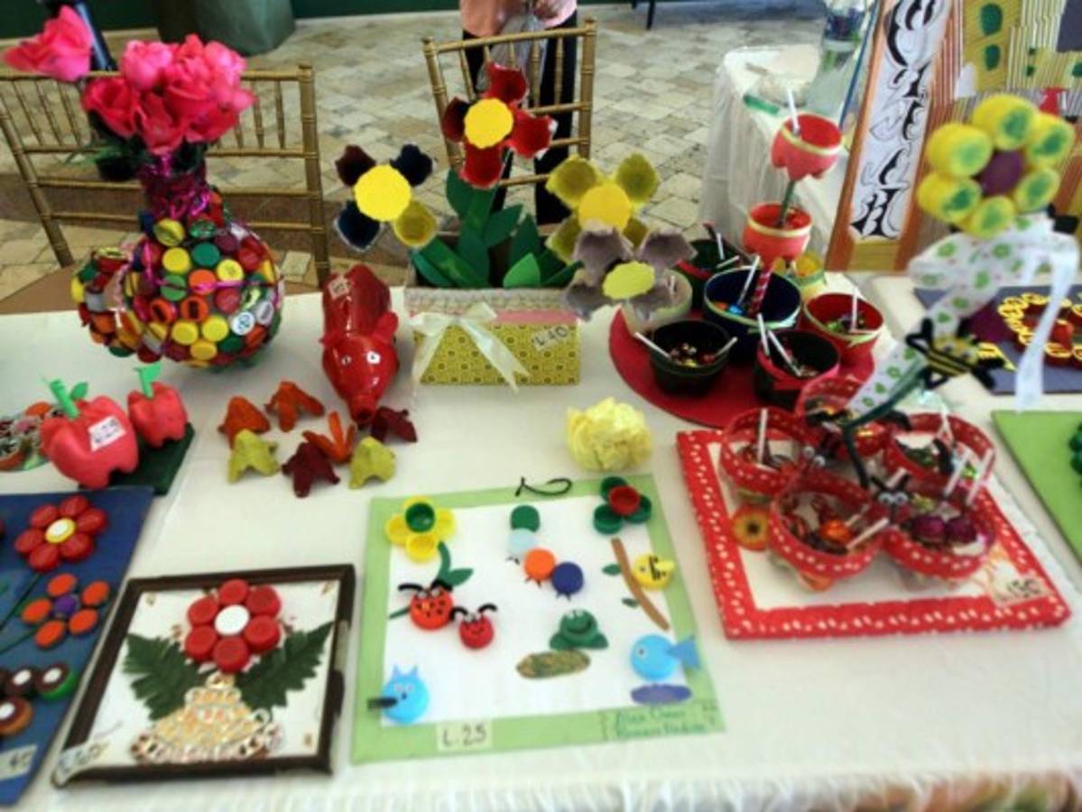 Coloridos vestidos y curiosos objetos en la Megaexpoferia del Reciclaje de EL HERALDO