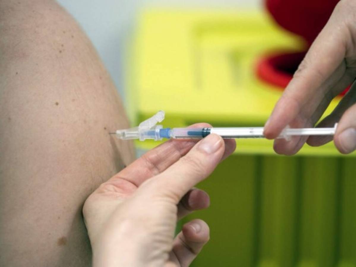 OMS: 'No está bien' vacunar a jóvenes antes que a mayores  