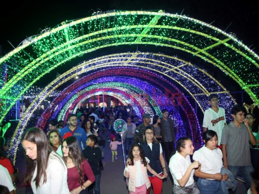 Inauguran atractiva villa navideña en la Villa Olímpica de la capital de Honduras