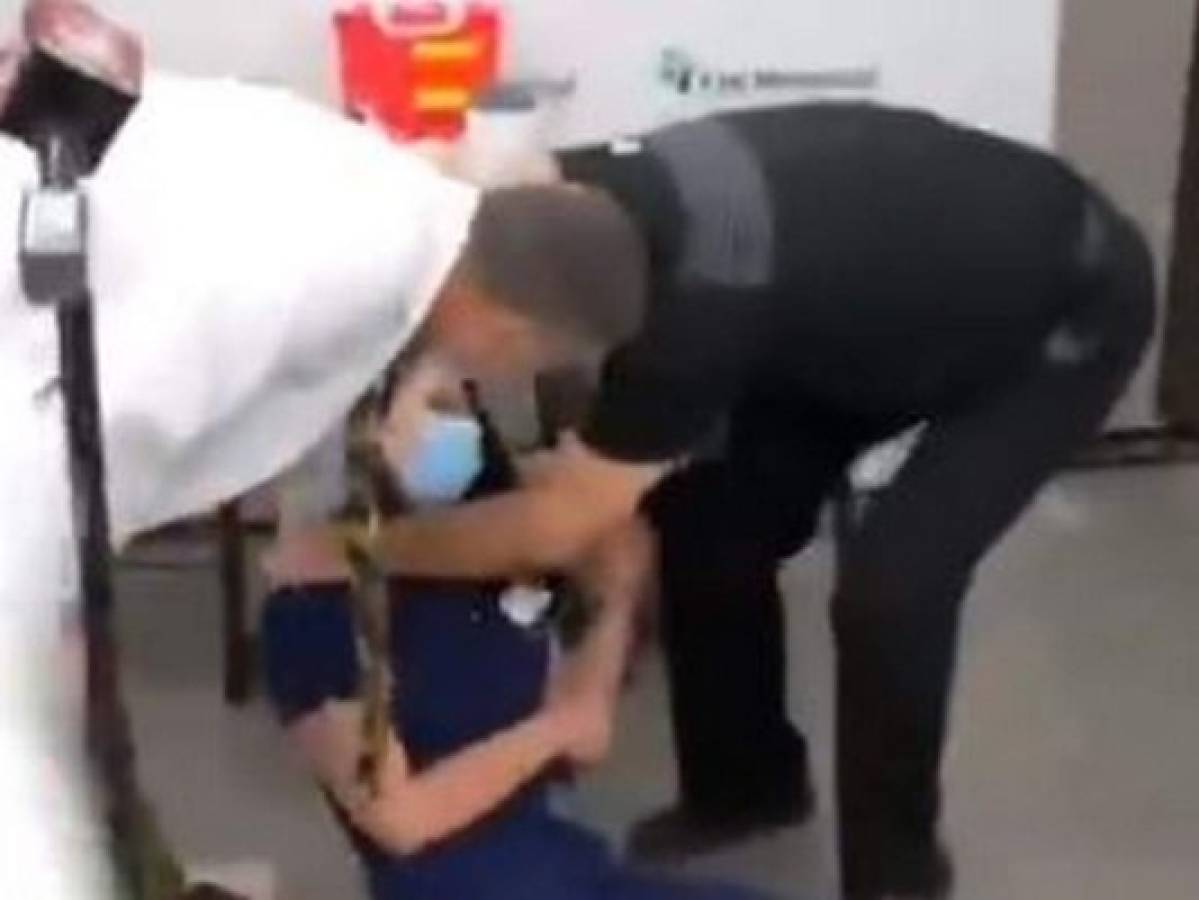 VIDEO: Enfermera se desmaya después de recibir vacuna de covid