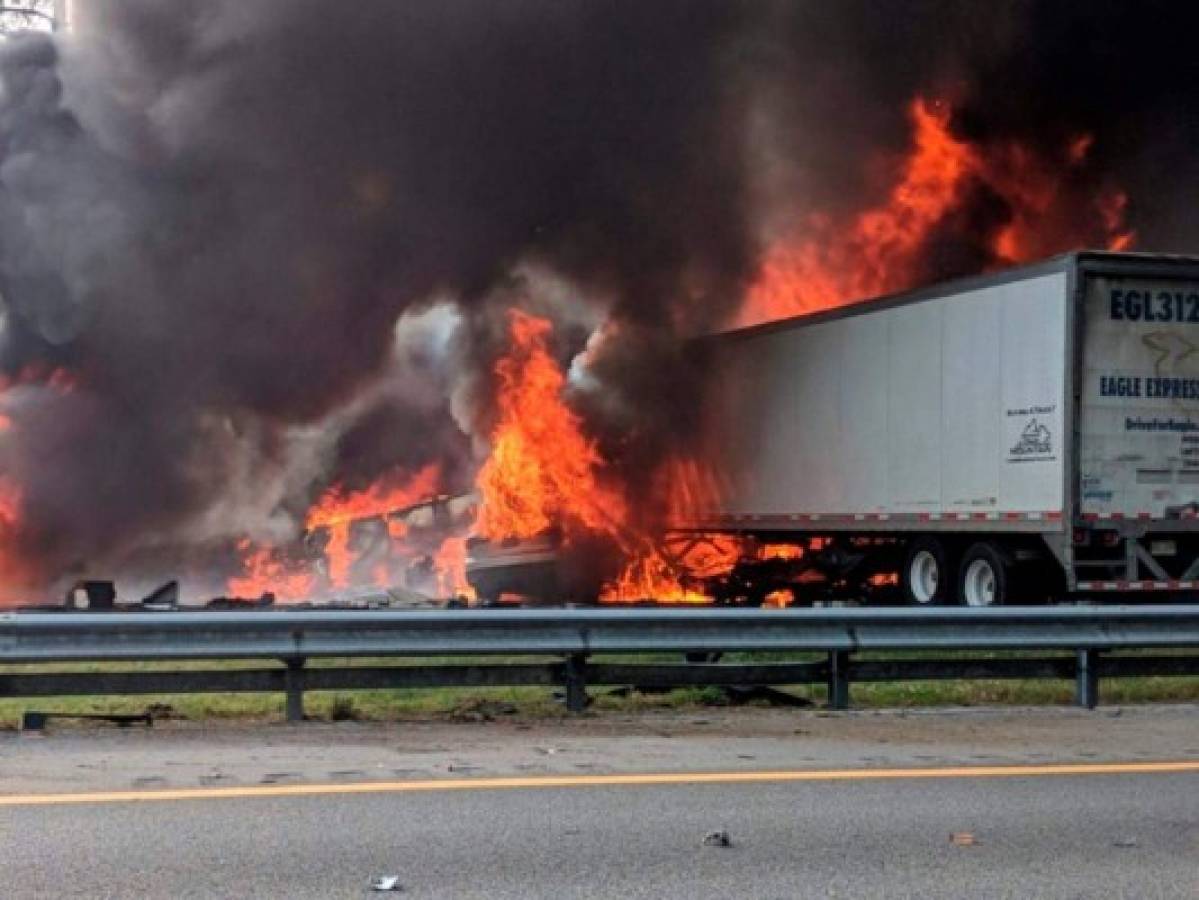 Al menos siete muertos deja choque y derrame de combustible en Florida  