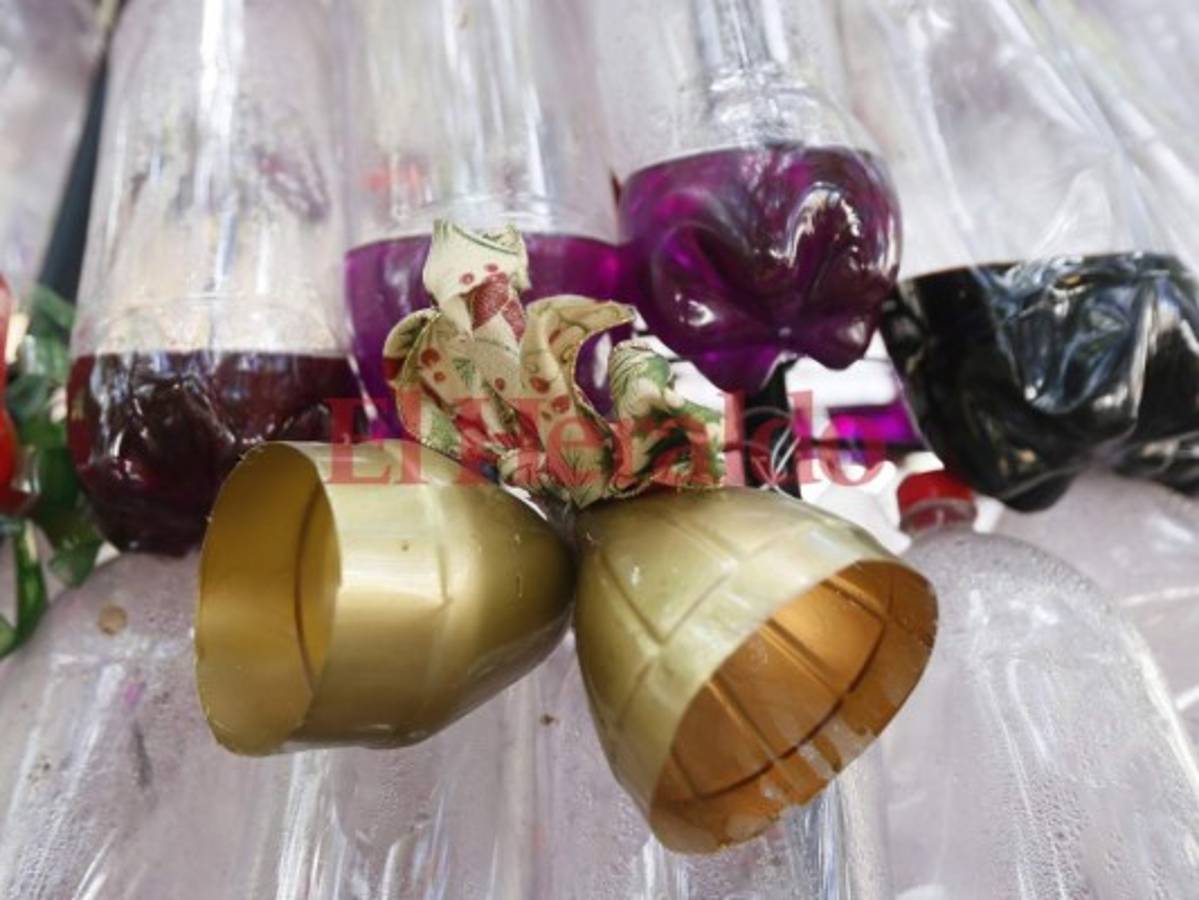 Los alumnos de las escuelas capitalinas también han hecho campanas que le darán un toque único a los árboles.