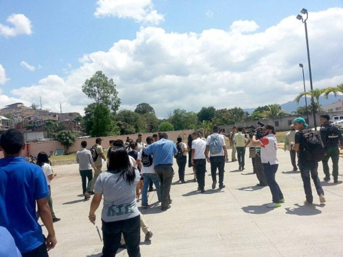 Universitarios protestan en apoyo a colegiales