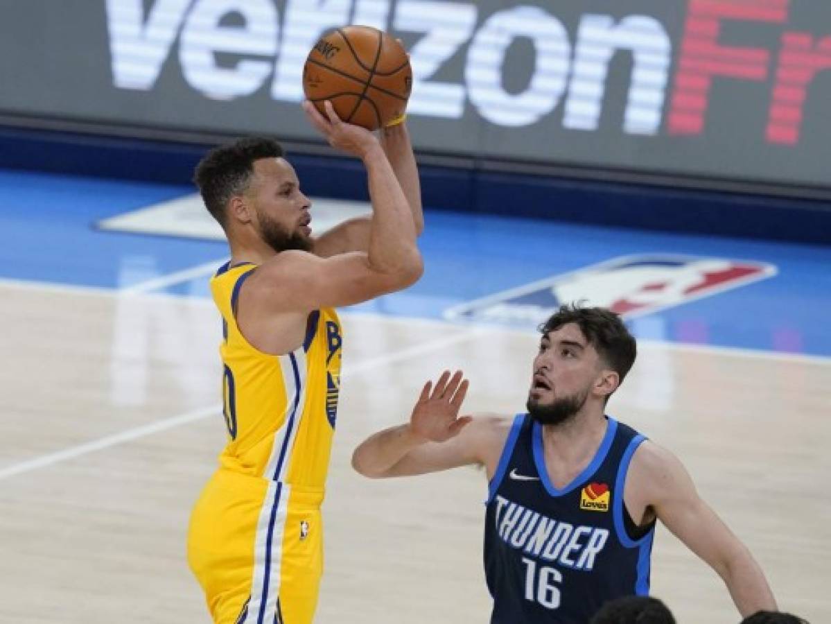 Curry brilla con 42 puntos; Warriors humillan a Thunder