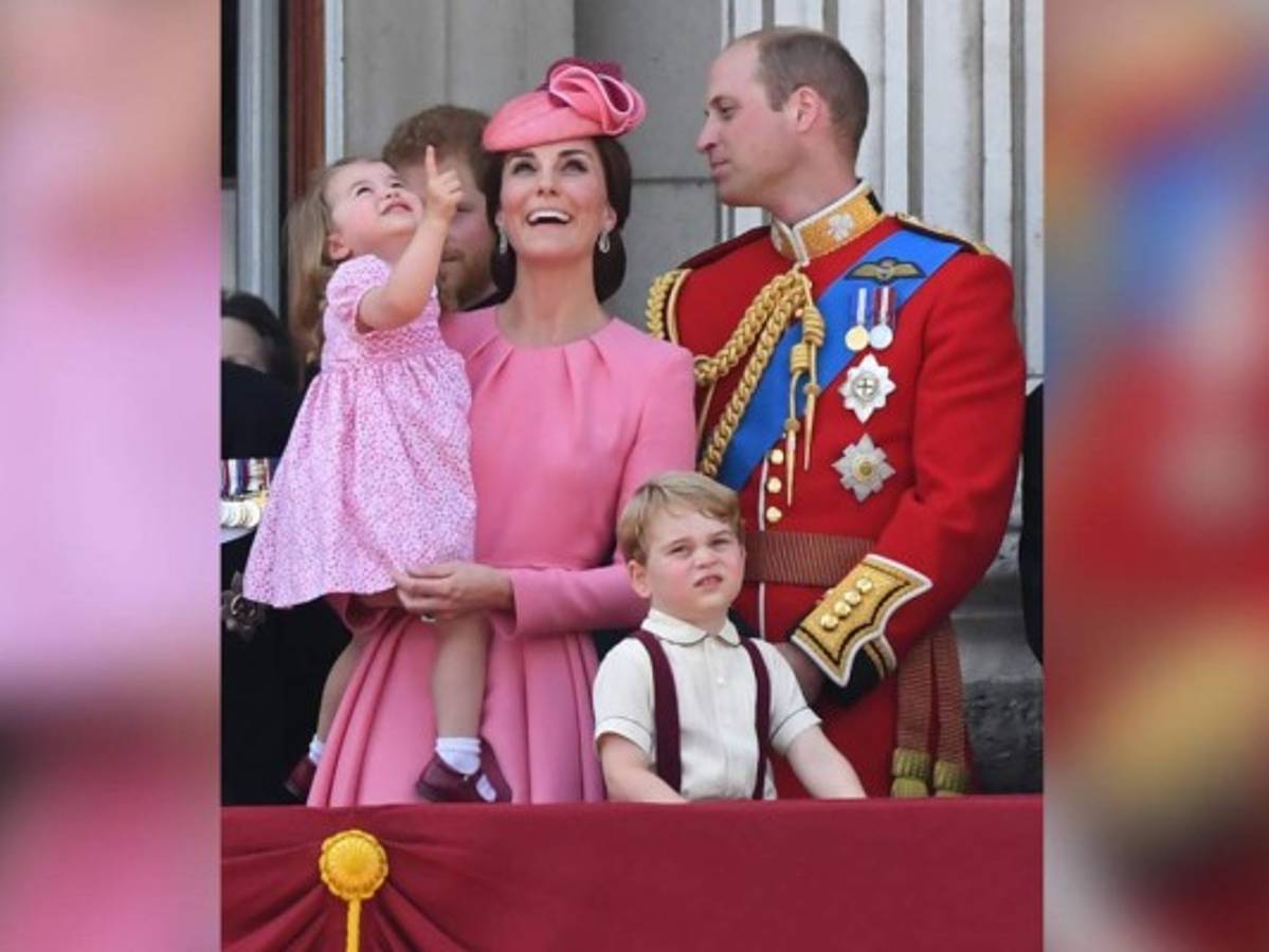 El principe Guillermo de Inglaterra junto a su esposa Catalina y sus dos hijos, George (3) y Charlotte (2) (Foto: Zimbio.com)