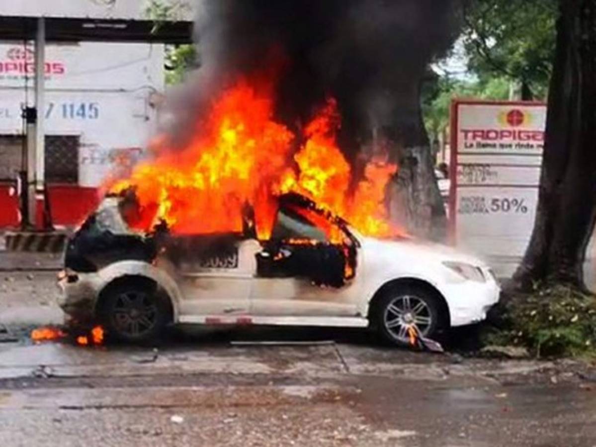 Tres personas resultan con quemaduras al incendiarse taxi en San Pedro Sula