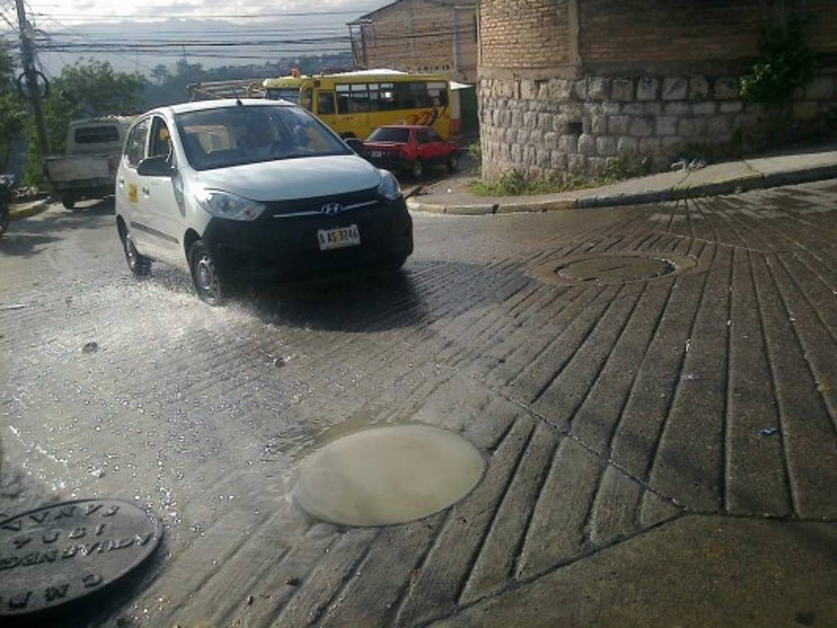 Colapsa alcantarilla en la colonia San Francisco