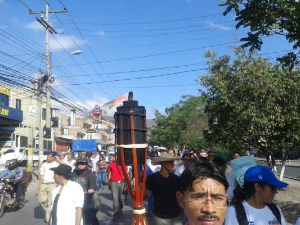 Policía desaloja a 'indignados' que se tomaron la capital de Honduras