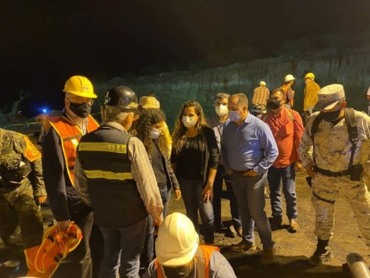 Recuperan dos cuerpos más en mina que se derrumbó en México