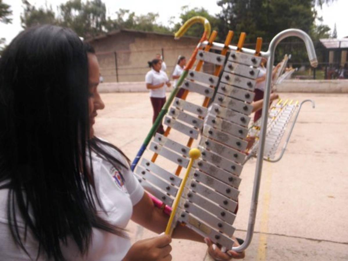 Belleza y buena música llevará la Escuela Normal Mixta a los desfiles patrios