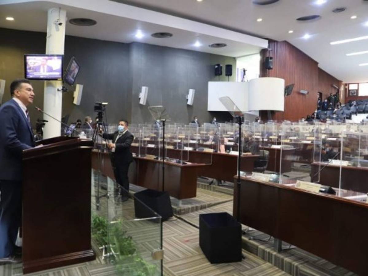 Momento en que Argueta se dirigía a los presentes en el Hemiciclo.