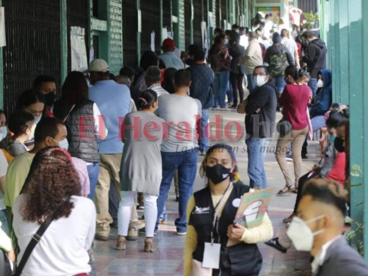 Así de abarrotados lucieron los centros de votación en el turístico municipio. Foto: David Romero/EL HERALDO.