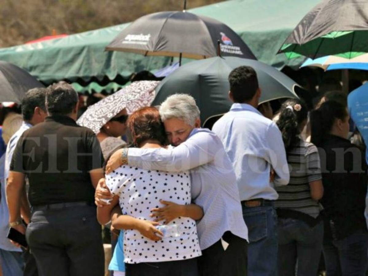 Entre lágrimas y aplausos despiden del mundo terrenal al doctor Solórzano