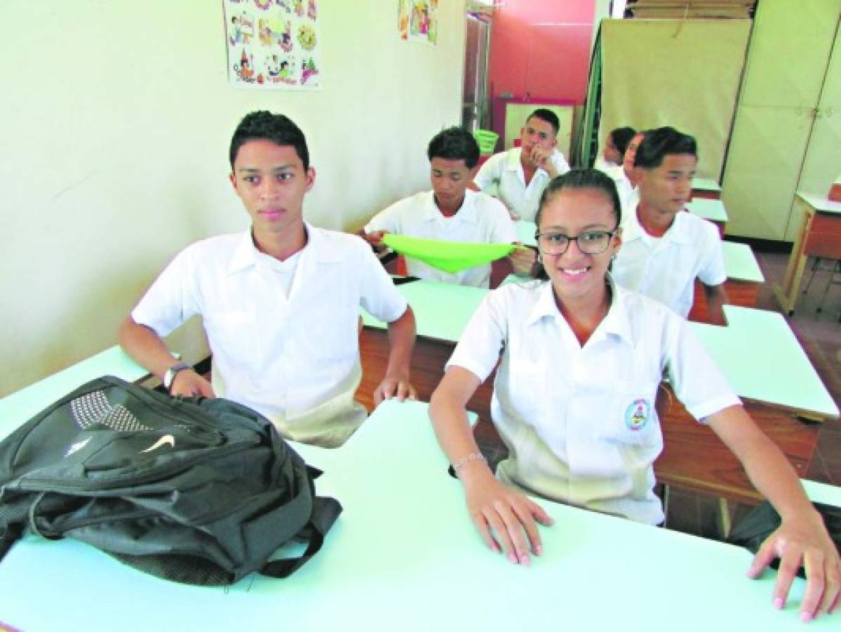 Honduras: 30 pares de gemelos comparten aulas en un colegio de Danlí