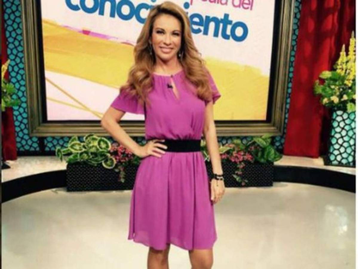 Ingrid Coronado presume mini cintura, pero se deforma el codo con presunto Photoshop