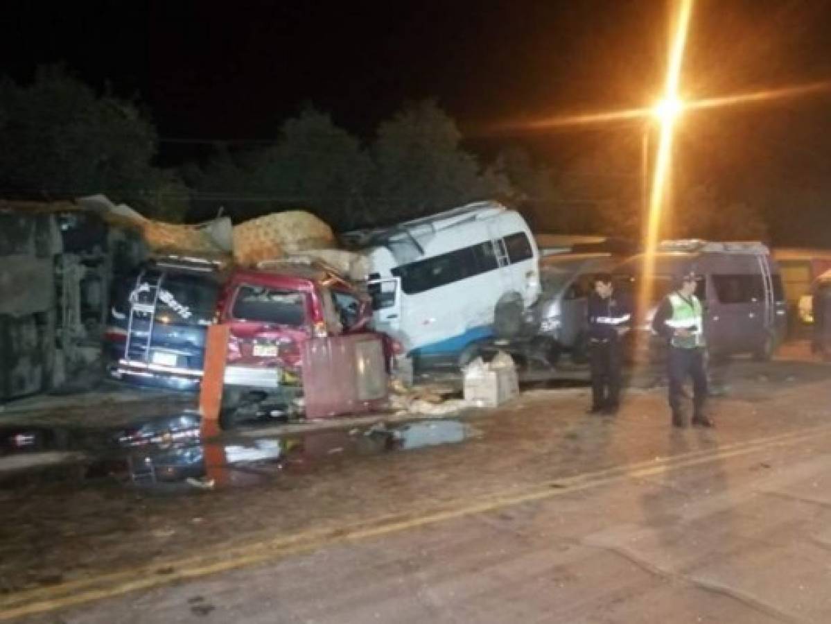 Mueren 15 personas tras choque de bus contra cuatro vehículos en Perú    