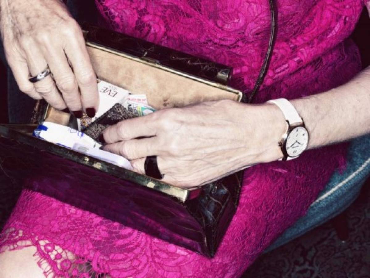 Mujer encuentra aterradora carta en una cartera que compró en el supermercado