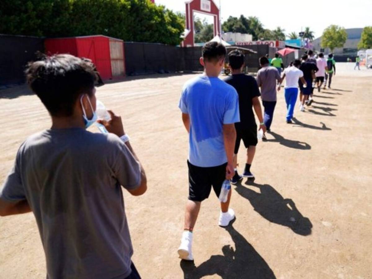 EEUU: Niños migrantes juegan y ven TV en albergue 'modelo'