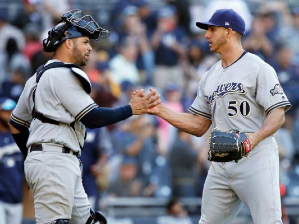 Cerveceros de hondureño Mauricio Dubón superan a Padres gracias a sencillo de Arcia