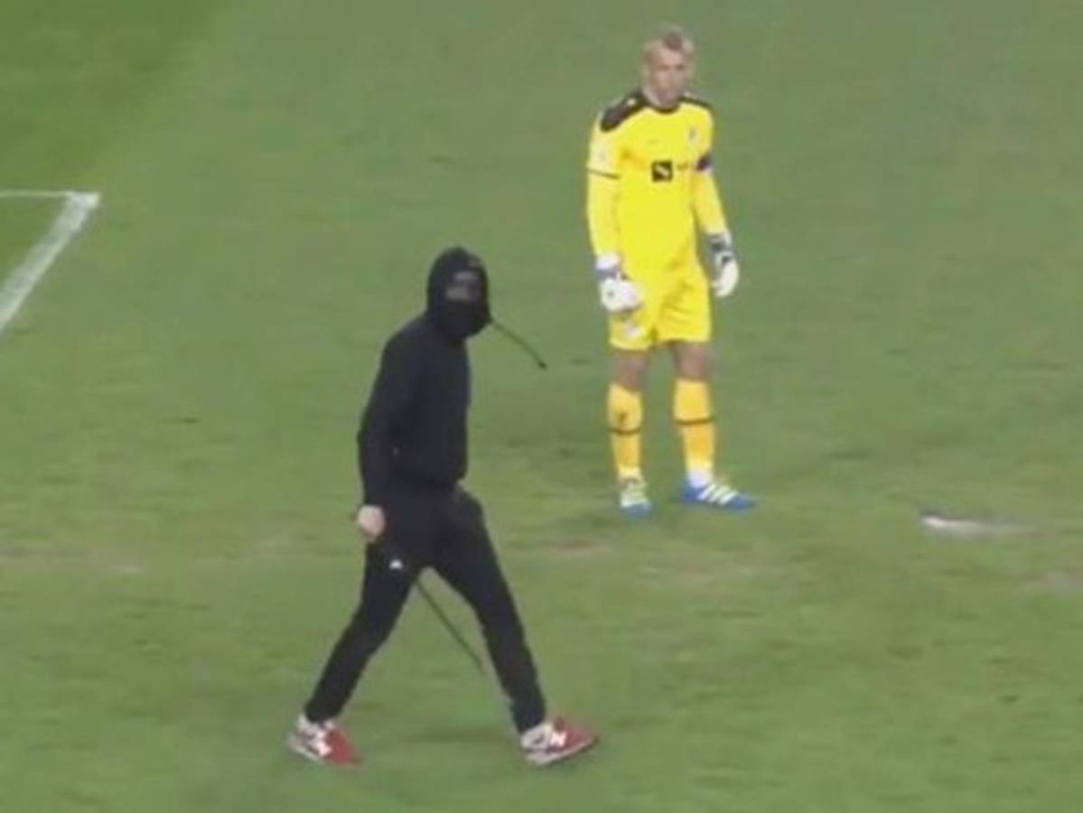 Un intruso encapuchado y armado salta al campo para agredir al árbitro  