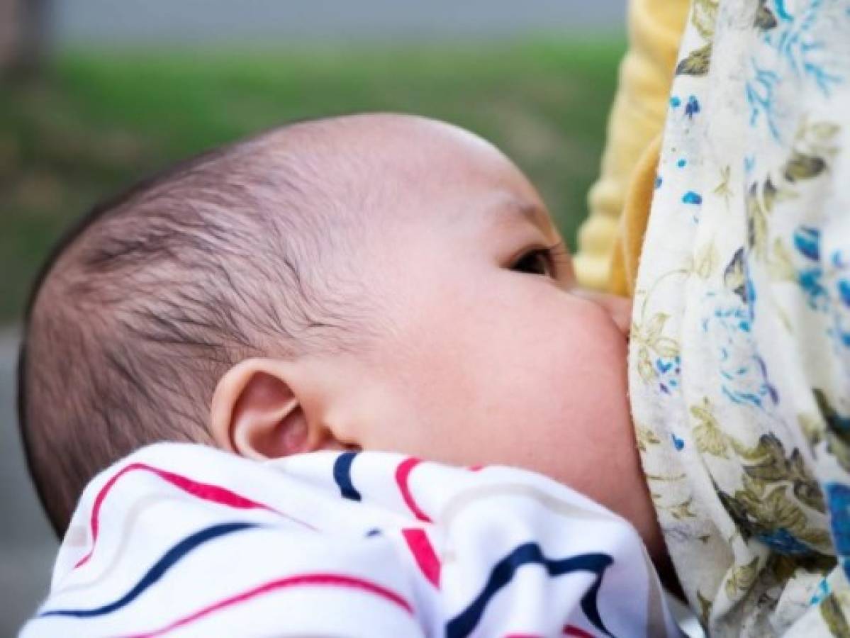 Leche materna trasmitiría anticuerpos contra el covid a bebés, aseguran estudios   