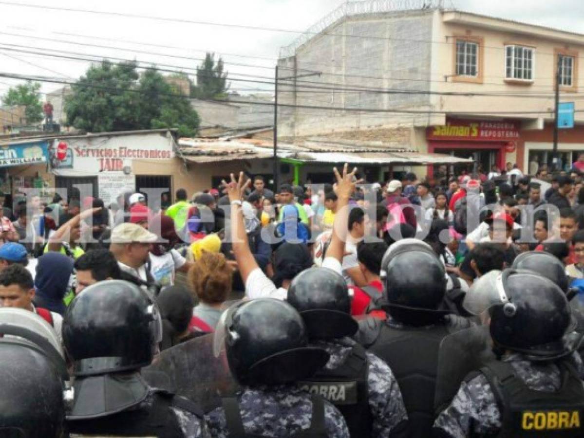 Los miembros del Movimiento Estudiantil Universitario acudieron a la sede de la Dirección Policial de Investigaciones a exigir que liberen a los detenidos, foto: Lucía Zepeda/El Heraldo.
