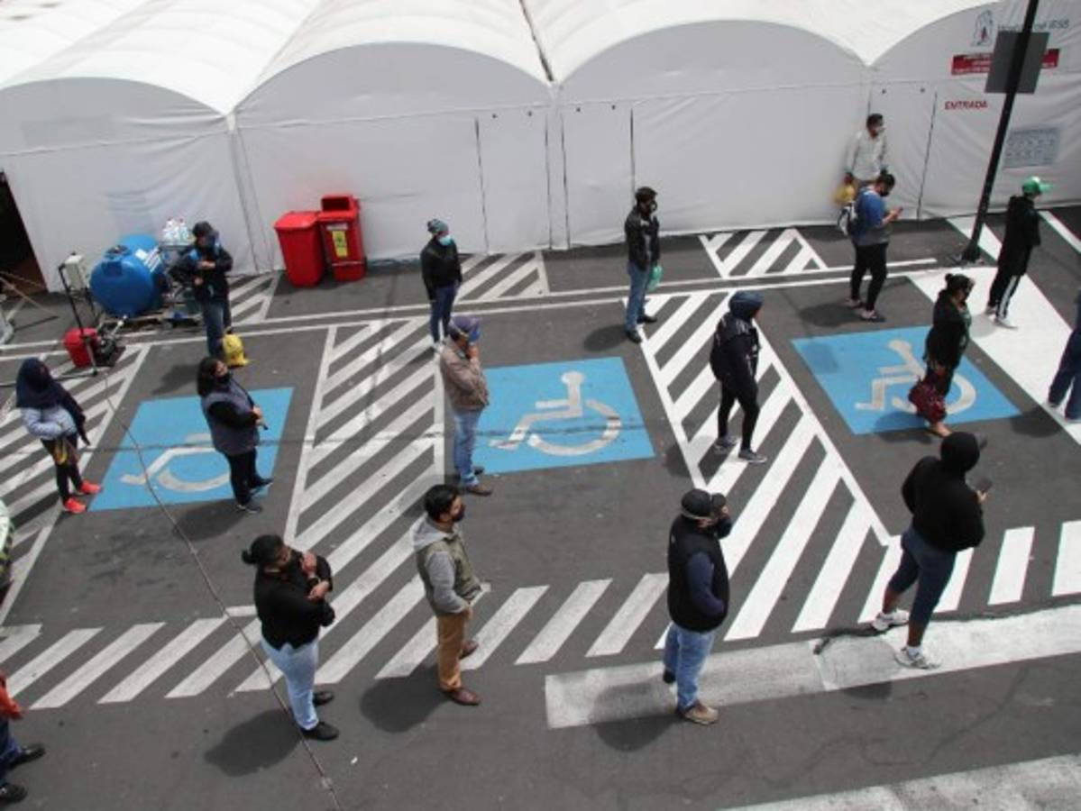 Cientos hacen fila para atención médica por covid-19 en Ecuador